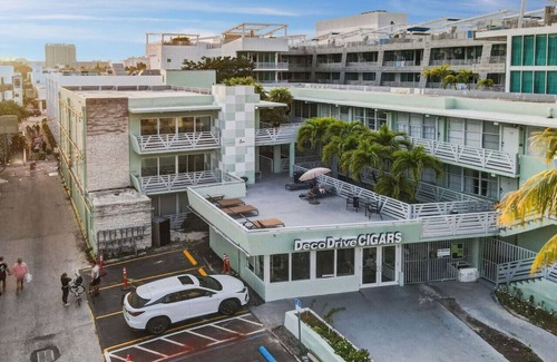 South Beach Condo | Balcony Chic Apt, w/2 Queenbeds, on Ocean Dr Beach