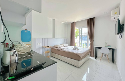 Phu My Hung Apartment | Balcony studio with bathtub in D7