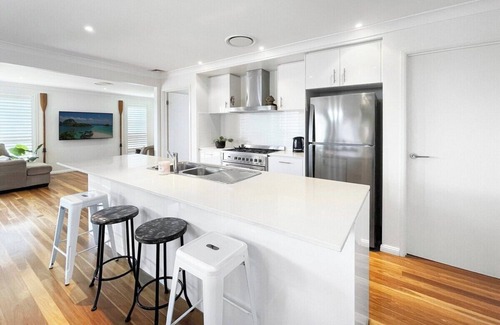 Shell Cove House | Bales Killalea Holiday House - Walk to Farm Beach
