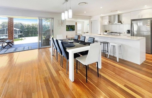 Shell Cove House | Bales Killalea Holiday House - Walk to Farm Beach