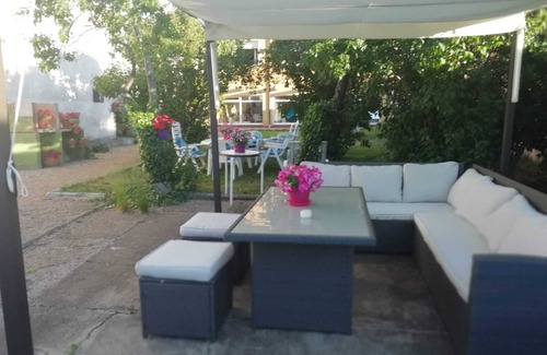 Carbajal de la Legua Apartment | Ballot. 5 minutes from León, house with garden.