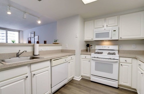 Ballston Apartment | Ballston local vibe/Stay near Metro