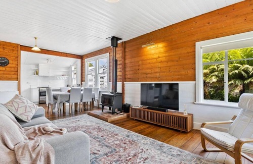 Kingston Beach House | 'Balmoral Cottage' A Kingston Beach Escape