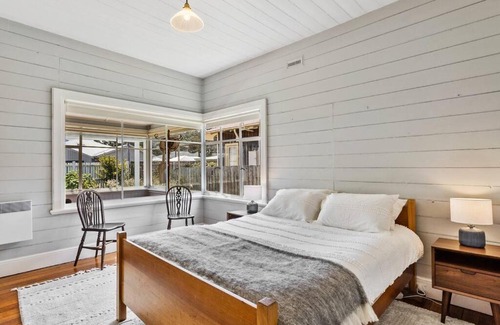 Kingston Beach House | 'Balmoral Cottage' A Kingston Beach Escape
