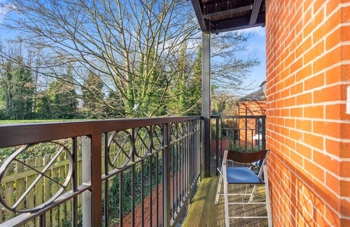Smethwick Apartment | Balmoral Court -Sleeps 6 -Free Parking with Workspace & High-Speed WiFi