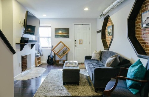 Downtown Baltimore House | Balt-Amore! Spacious 4 bedroom that sleeps 10 comfortably