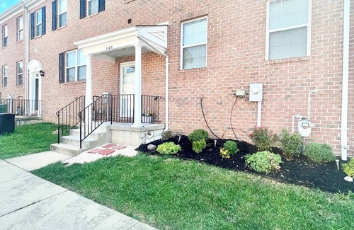 Downtown Baltimore House | Baltimore townhome mins from Raven-Orioles-Harbor Attractions! Pet-friendly!