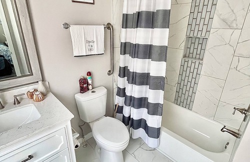 Downtown Baltimore House | Baltimore townhome mins from Raven-Orioles-Harbor Attractions! Pet-friendly!