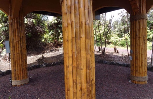 Ohia Estates House | Bamboo Treehouse for 2 Near Volcanoes National Park