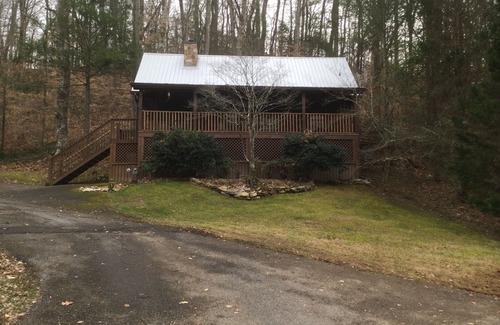 Sevierville Cabin | BARE FEET CABIN A Cozy Romantic Getaway Free WiFi/Hottub/Jetted tub/Fireplace