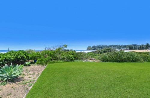 North Avoca House | Bareena Cottage - Absolute Beachfront