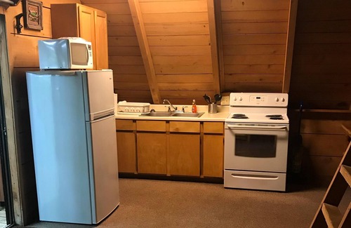 Keslers Cross Lanes Ski Chalet | Barefoot Retreat at the Lake - Pet Friendly with Hot Tub