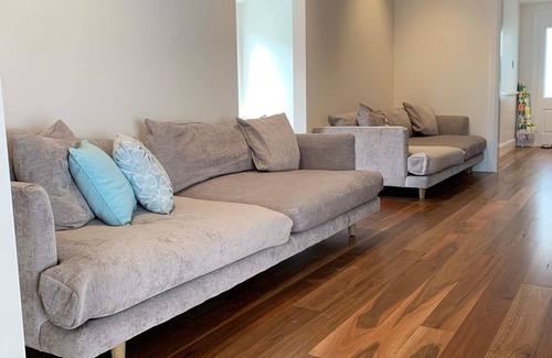 Booker Bay House | Barefoot Retreat Booker Bay walk to beach, shops, cafes, family and large groups