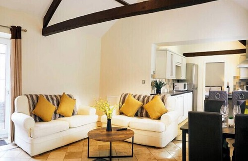 Muston House | Barn Cottage Deluxe - hot tub