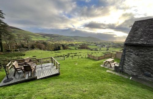Bryn-crug House | Barn Retreat with Valley Views & Onsite Dog Field