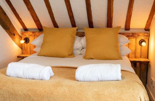 Bryn-crug House | Barn Retreat with Valley Views & Onsite Dog Field