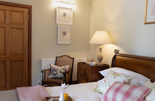 Stockbridge Cottage | BARNACK BEAUTY, THE APPLE ROOMS, romantic in Stockbridge