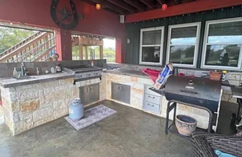 Pearland House | Barndominium with great amenities!