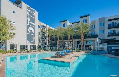 Desert View Village Apartment | Barrett Jackson-Dine-Golf-Swim-King Bed-WFH-Parking - S439