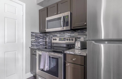Richmond Apartment | Barsala l tChic 2BD Apt: Pool, Outdoor Kitchen