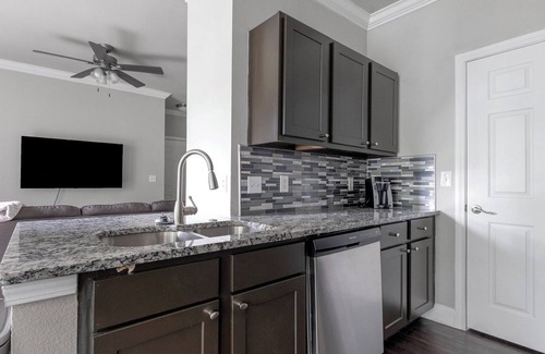 Richmond Apartment | Barsala l tChic 2BD Apt: Pool, Outdoor Kitchen