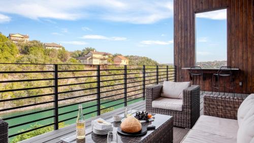 Apache Shores House | Barton by AvantStay Lake Views w Hot Tub Pool Ping Pong