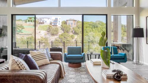 Apache Shores House | Barton by AvantStay Lake Views w Hot Tub Pool Ping Pong