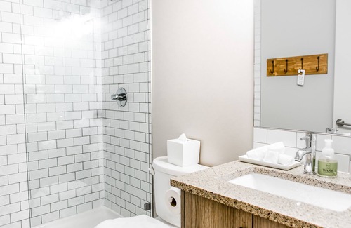 Canmore Hotel | Basecamp Lodge I King Suite Room