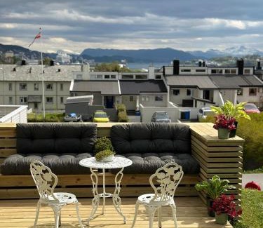 Alesund Apartment | Basement apartment with parking