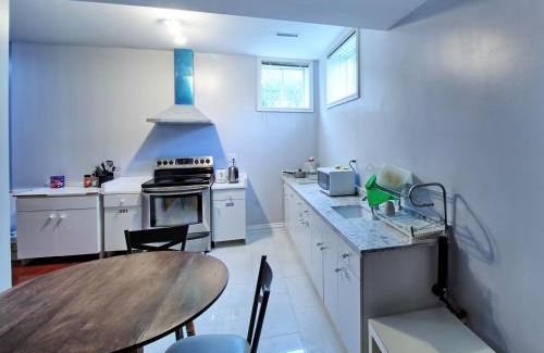 Thornhill House | Basement large Room with Private Bathroom and Free Parking