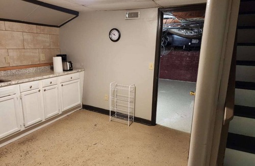 Knoxville Apartment | Basic and Efficient - Lansing Basement