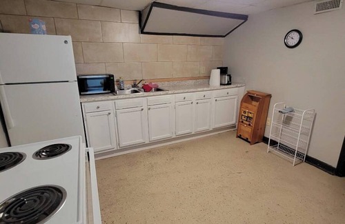 Knoxville Apartment | Basic and Efficient - Lansing Basement