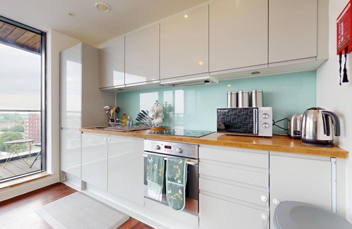 Basildon Apartment | Basildon - 2 Bed Flat - Sleeps 5 - Near Station