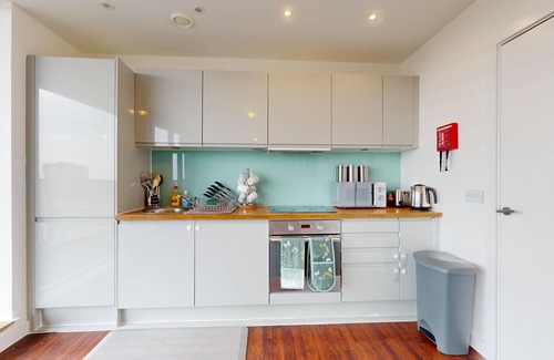 Basildon Apartment | Basildon - 2 Bed Flat - Sleeps 5 - Near Station