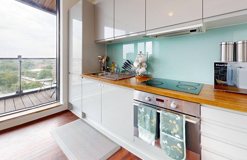 Basildon Apartment | Basildon - 2 Bed Flat - Sleeps 5 - Near Station