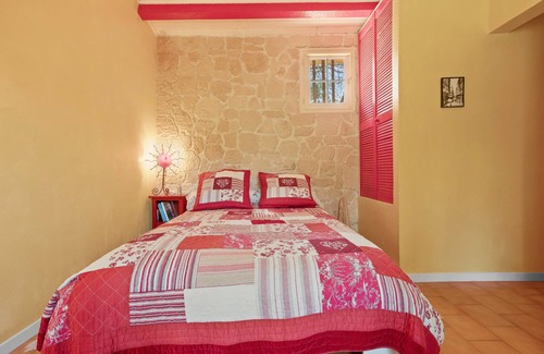 La Roquebrussanne Bed & Breakfast | Bastide Lou Pèbre d'Aï - Soleil des Collines