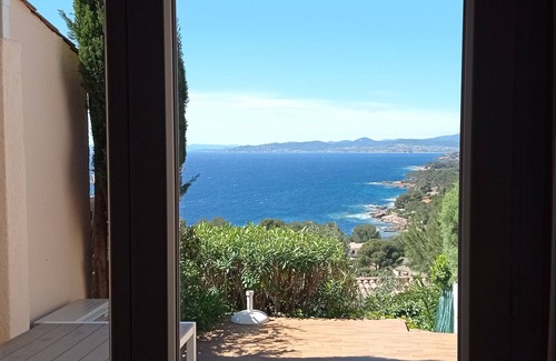 Le Dramont Apartment | Bastidon - Panoramic sea view - Quiet - Beach-300m - Air-conditioning - Private pk
