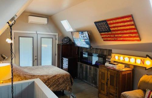 Camp Swift House | Bastrop Tiny Disc Golf Retreat