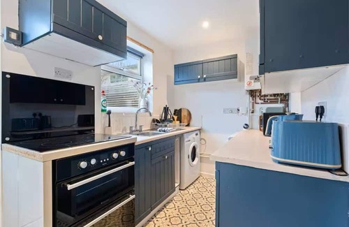 Newton St Loe House | Bath 2-BR Retreat w/Hot Tub & Parking/WiFi Close To City Centre Pet Friendly