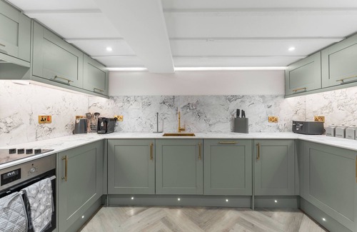 Upper Town Apartment | Baths Ultimate House Sleeps 40