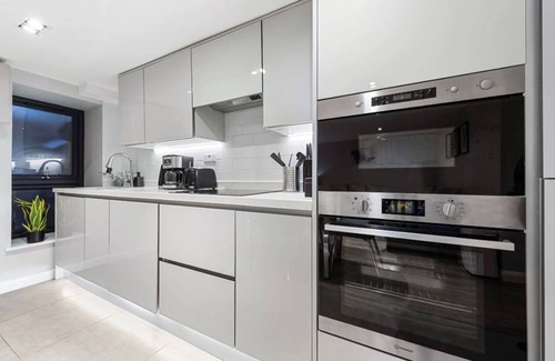 Shaftesbury Apartment | Battersea Apt, Mini Bar, Ac & Prime Location
