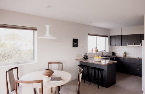 Hobart Central Business District Apartment | Battery Point retreat with river views
