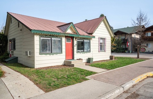 Leavenworth Apartment | Bavarian Gasthaus, Suite C - Downtown Basecamp!