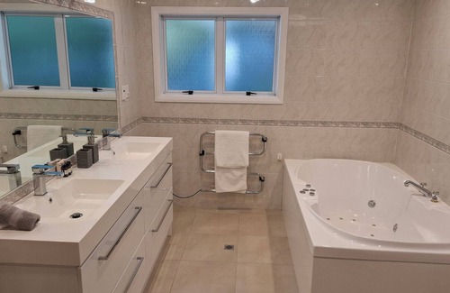 Paihia Apartment | Bay and village view, 2 person spa bath