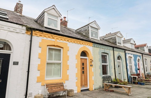 Cullercoats Cottage | BAY COTTAGE, pet friendly, country holiday cottage in Cullercoats