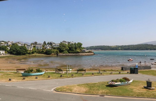 Borth-y-Gest Apartment | BAY VIEW APARTMENT, pet friendly in Porthmadog
