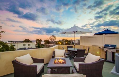 Crown Point House | Bay View Dream - Steps to Bay, Rooftop Patio & AC