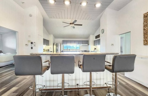 Galveston House | Bay VIEW RETREAT - SLEEPS 12 with BOAT HOUSE!