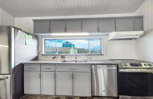 Galveston House | Bay VIEW RETREAT - SLEEPS 12 with BOAT HOUSE!