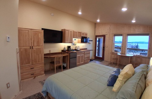 Homer Apartment | BAY VIEW SUITE, UPPER LEVEL, BEACH WALK INN nFeaturing Homer's memorable VIEW!